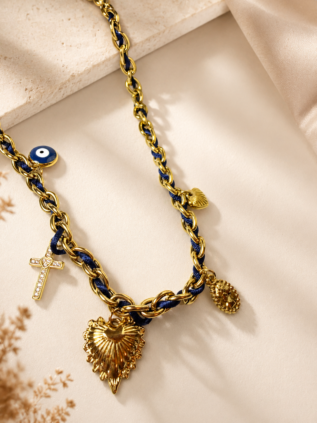 Κολιέ Charm Chain με Μπλε Λεπτομέρειες & Χρυσά Στοιχεία
